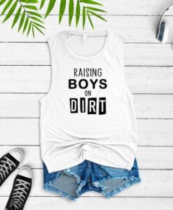 Raising boys on dirt mom tee ZNF08